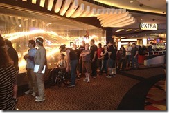 273327-gordon-ramsay-burgr-crowd